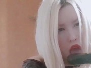 Hermosa argentina calentona chupandose pepino