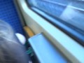 Sie fängt mitten in der S-Bahn an zu blasen