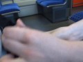 Sie fängt mitten in der S-Bahn an zu blasen