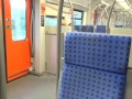 Sie fängt mitten in der S-Bahn an zu blasen