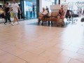 Espionnant une salope sans culotte dans une galerie marchande