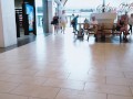 Espionnant une salope sans culotte dans une galerie marchande