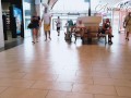 Espionnant une salope sans culotte dans une galerie marchande