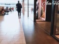 Espionnant une salope sans culotte dans une galerie marchande