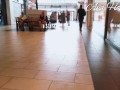Espionnant une salope sans culotte dans une galerie marchande