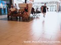 Espionnant une salope sans culotte dans une galerie marchande