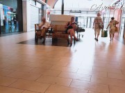 Espionnant une salope sans culotte dans une galerie marchande