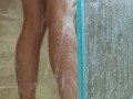 en chica mientras ella se ducha, ella se masturba
