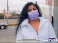 Morena de pelo rulo es follada analmente por peruano