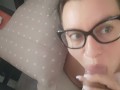 Ragazza fa un pompino amatoriale sul divano con venuta in bocca