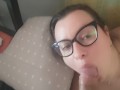 Ragazza fa un pompino amatoriale sul divano con venuta in bocca