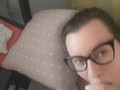 Ragazza fa un pompino amatoriale sul divano con venuta in bocca