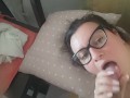 Ragazza fa un pompino amatoriale sul divano con venuta in bocca