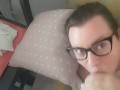 Ragazza fa un pompino amatoriale sul divano con venuta in bocca