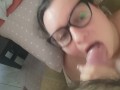 Ragazza fa un pompino amatoriale sul divano con venuta in bocca