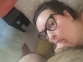 Ragazza fa un pompino amatoriale sul divano con venuta in bocca