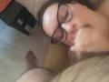 Ragazza fa un pompino amatoriale sul divano con venuta in bocca