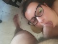 Ragazza fa un pompino amatoriale sul divano con venuta in bocca