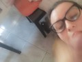 Ragazza fa un pompino amatoriale sul divano con venuta in bocca