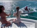 Deux françaises baisent avec deux mecs en pleine mer, on s'exhibe et accoste un inconnu en jet ski