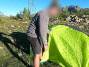 Ragazza bionda si perde in montagna e viene scopata in tenda a 2000 mt-DIALOGHI ITA -pompino-outdoor