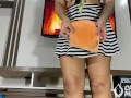 Limpando a casa de mini saia sem calcinha