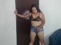 Estoy orinando  no sale del baño. tendré que orinarme los pantalones - SofiLovee