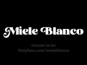 Fingering my hot blonde pussy until I cum and piss - Outdoor Amateur Miele Blanco