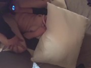 彼女の家でSEX中に「待って、アレ持って来る」って、愛用のバイブレーターを持ってきたw!クリトリスに当てて、僕は腰振り役。しっかり絶頂を迎えてました