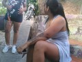 la manicurista me da una rica mamada en publico