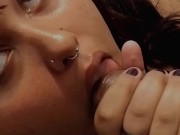 Me arrodillo para mamarsela bien rico en el baño 