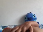 Morena en tanga sexy se mete el dedo en el culo 