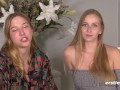 Ersties: Zoe und Sirena fingern sich gegenseitig intensiv zum Höhepunkt