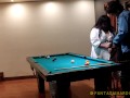 Le di una leccion a mi mejor amiga por perder la partida de pool