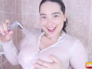 AfricaDaniela se masturba con su dildo en la bañera