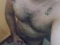 Chico peludo sexy con ganas de un culo grande para echar su leche dentro (estrella porno evander )