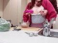 料理中の彼女の胸を後ろから揉みまくってウーマナイザーの吸うやつで乳首を攻めまくったら喘ぎ声がすごい 素人カップル/日本人/個人撮影