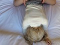 ニットとミニスカートを履いた尻軽金髪ギャルがTバックでセフレにまたがり絶叫アクメ