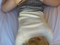 ニットとミニスカートを履いた尻軽金髪ギャルがTバックでセフレにまたがり絶叫アクメ