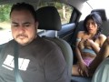 Reto a mi mejor amiga a masturbarse en el asiento trasero del UBER, el conductor no la descubre.