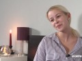Ersties - Jenny aus Bremen streichelt ihre Füße und masturbiert mit ihrem Lieblingsvibrator