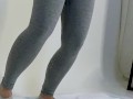 Nach dem Sex zum Pinkeln mit voller Blase gefesselt. Alles in meine Leggings gepinkelt.