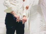 Медсестра помогла клиенту собрать анализ спермы