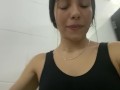 Una larga rutina de ejercicio Termino  Tocándome y masturbando en el baño del gimnasio!