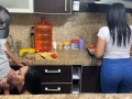 Hijastras Hermosas de 18 Años Cocinando Porque Deben de Darles de Comer a su Padrastro