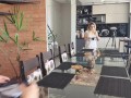 LOIRA COM CARINHA DE SAFADA LIMPANDO A CASA