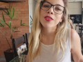 LOIRA COM CARINHA DE SAFADA LIMPANDO A CASA