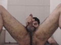Masturbacion caliente del sexy de pene grande y mojado en la ducha, mostrando pies y culo acabando
