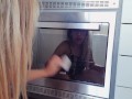 LOIRA GOSTOSA LIMPANDO FORNO BEM SENSUAL