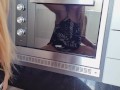 LOIRA GOSTOSA LIMPANDO FORNO BEM SENSUAL
